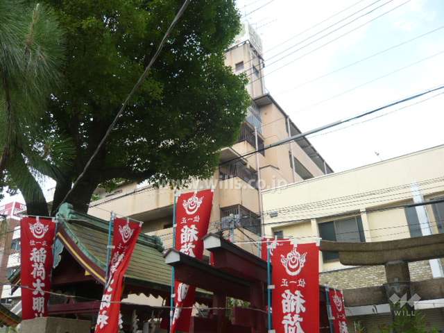 マンションの南側に神社があります。