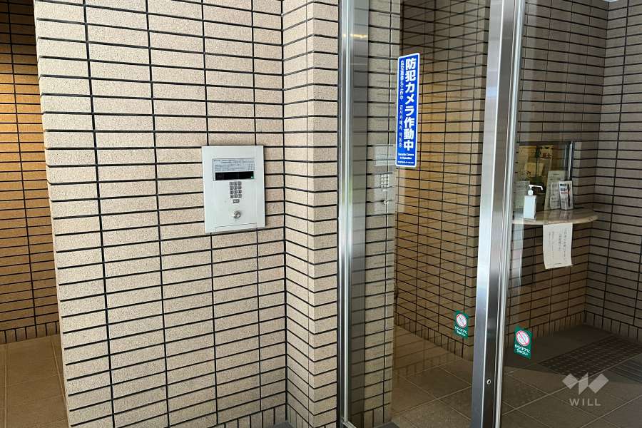エントランスはオートロック付きです。