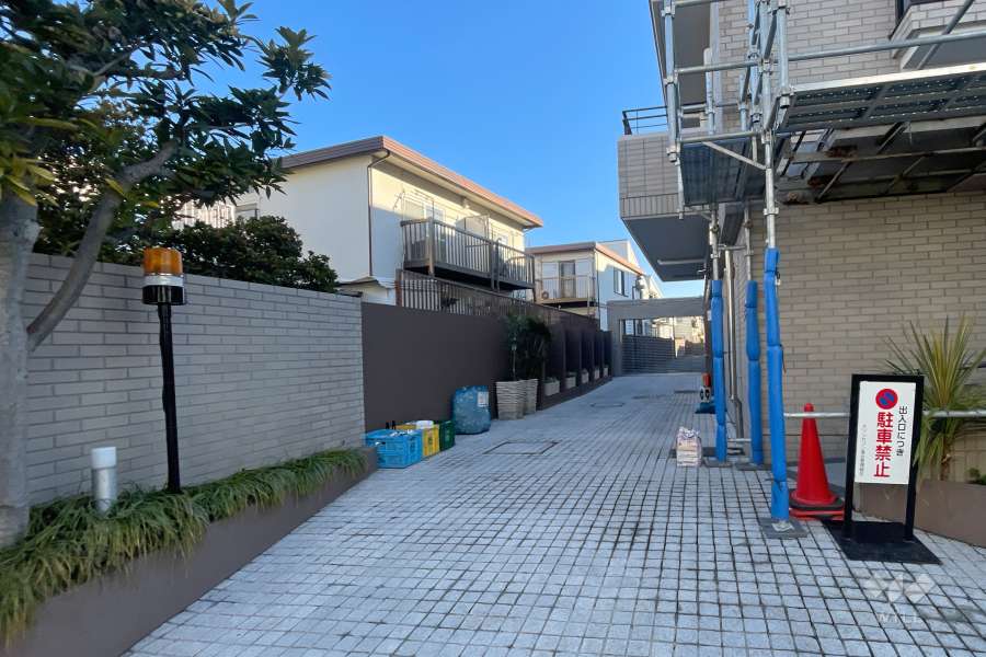 駐車場出入り口（リングシャッター付き）