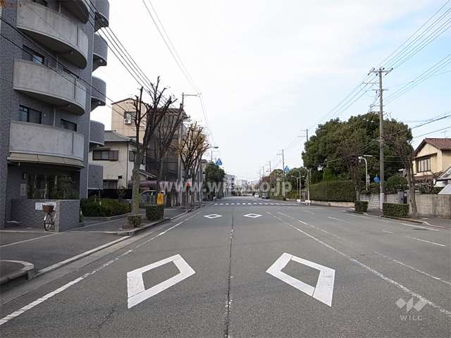 敷地北側は二車線のバス通りに面しています。
