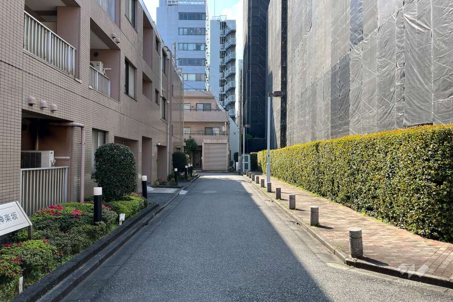 敷地の南側前面道路（東側から）