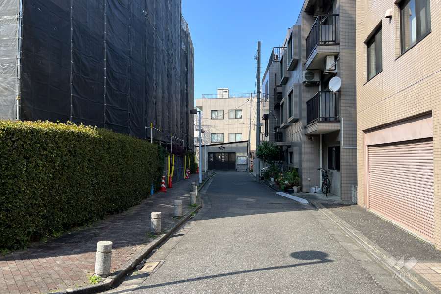 敷地の東側前面道路（南側から）