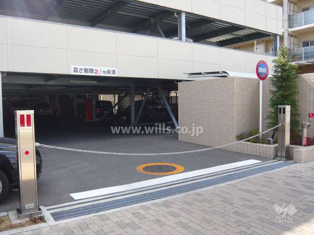 駐車場出入り口はロボットゲート付きです。