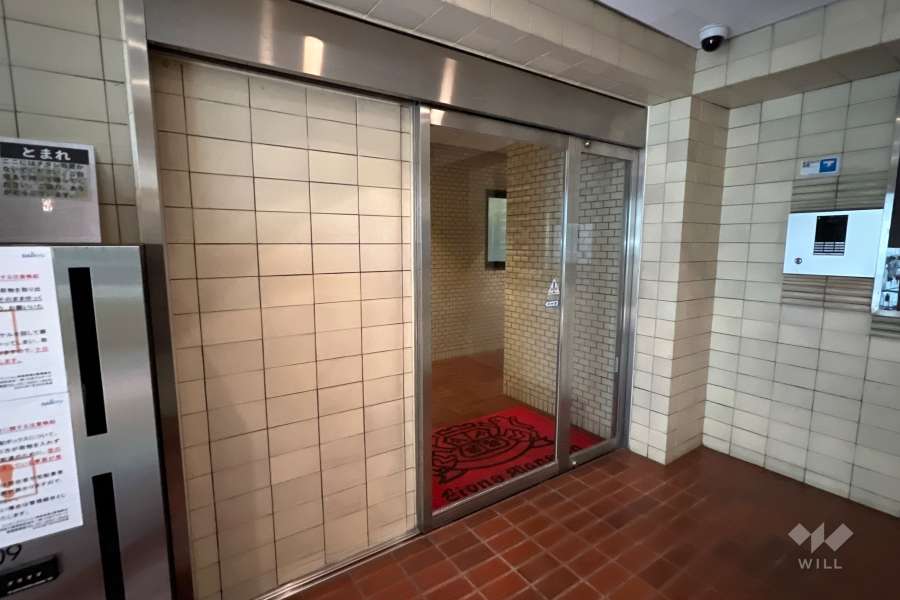 エントランスはオートロック付きです。