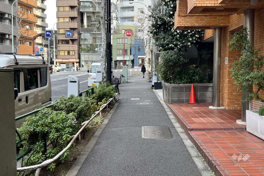 敷地の北側前面道路（西側から）