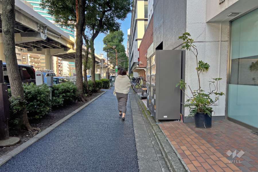 敷地の北側前面道路は目白通りです（西側から）。