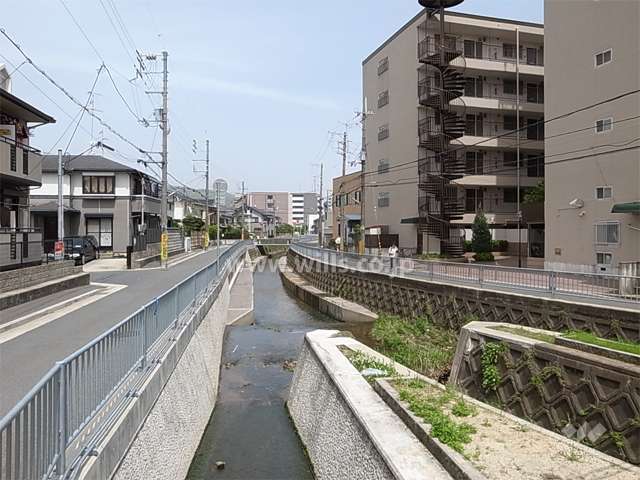敷地の北側には寺畑前川が流れています。