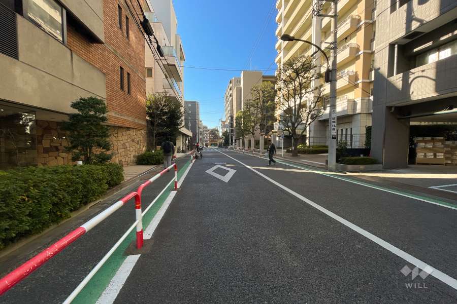 敷地の北側前面道路（東側から）