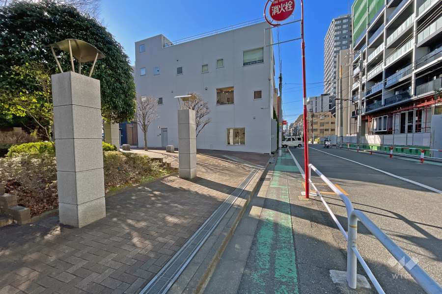 敷地の北側前面道路（東側から）