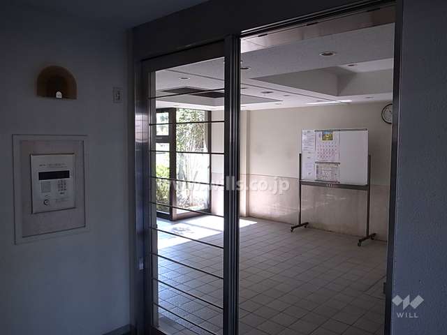 エントランスはオートロック付きです。