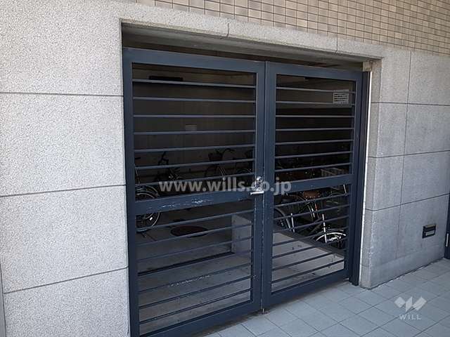 エントランスアプローチ横に設けられた駐輪場（屋内）