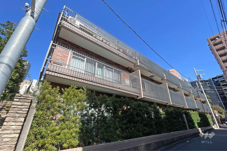 秀和内藤町レジデンスの外観（南西側から）