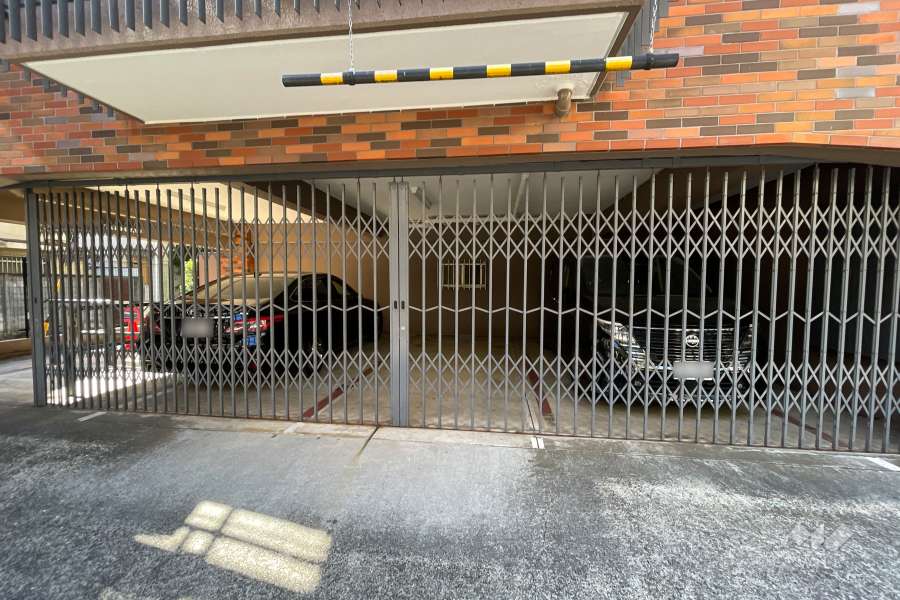 駐車場出入り口