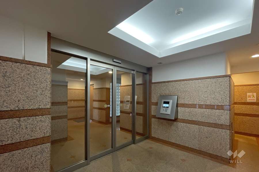 エントランスはオートロック付きです。