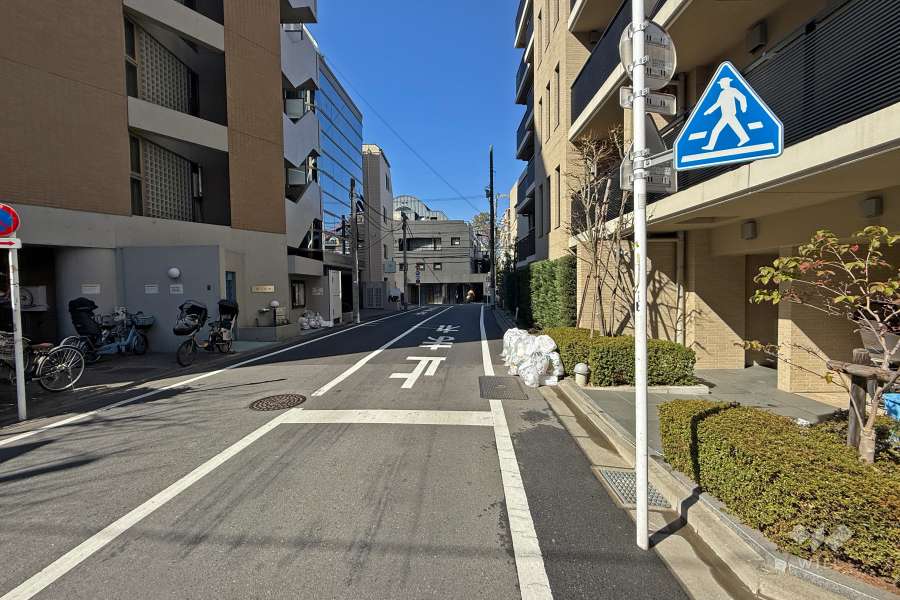 敷地南側の前面道路（東側から）