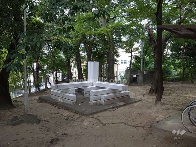 公園にはオブジェの様な遊具もあります。