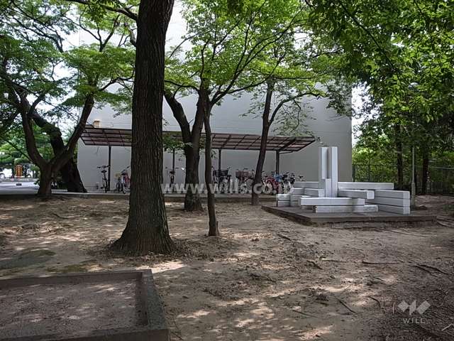 敷地の西側には木々に囲まれた公園があります。