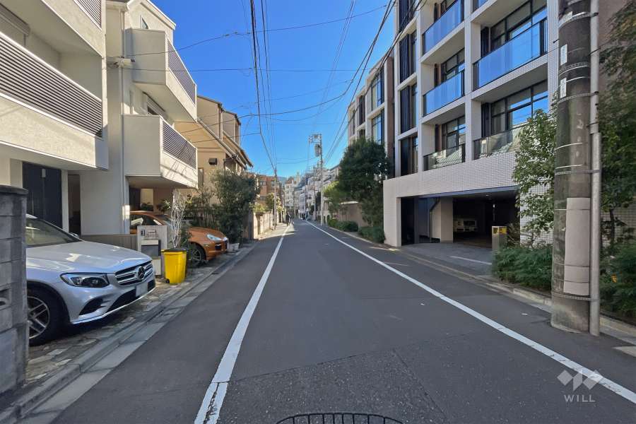 敷地北側の前面道路（西側から）