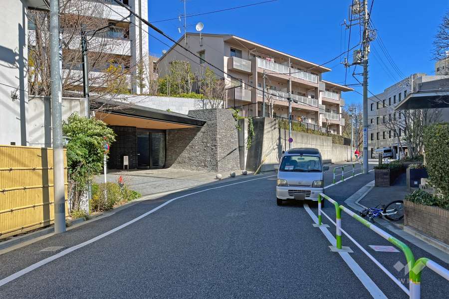敷地の南側前面道路（東側から）