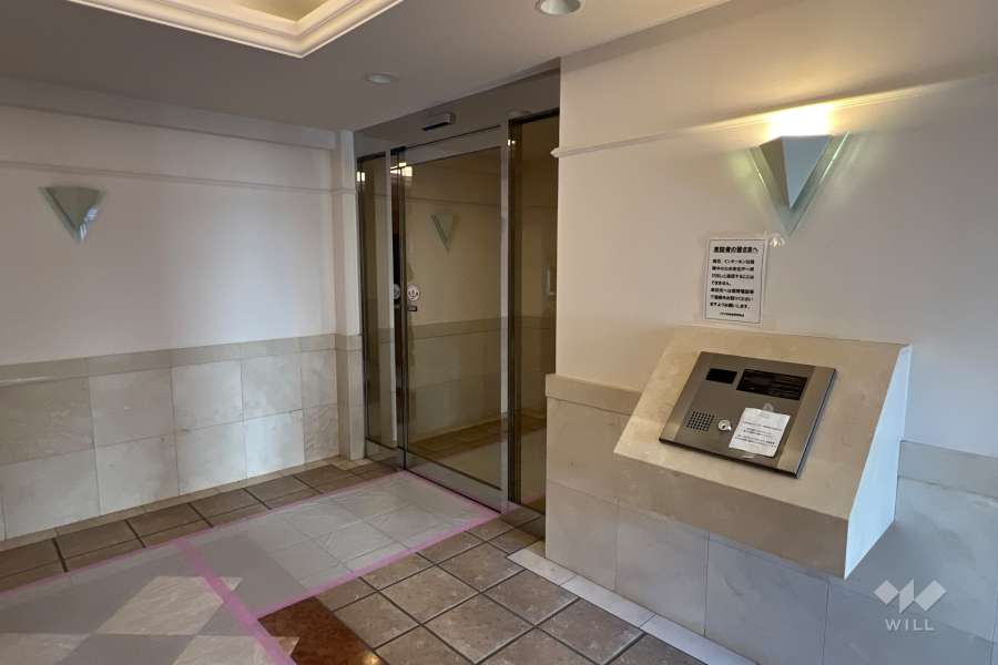 エントランスはオートロック付きです。