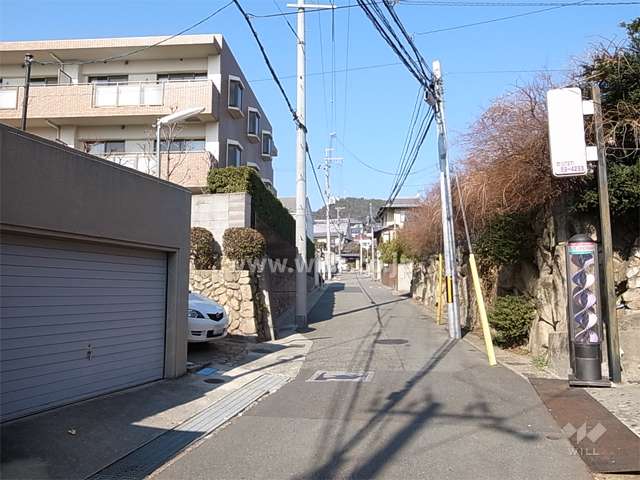 周辺は一戸建てが中心に並ぶ閑静な住宅地です。