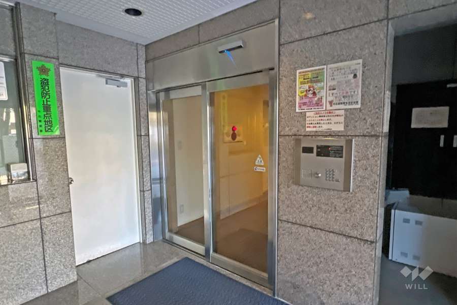 エントランスはオートロック付きです。