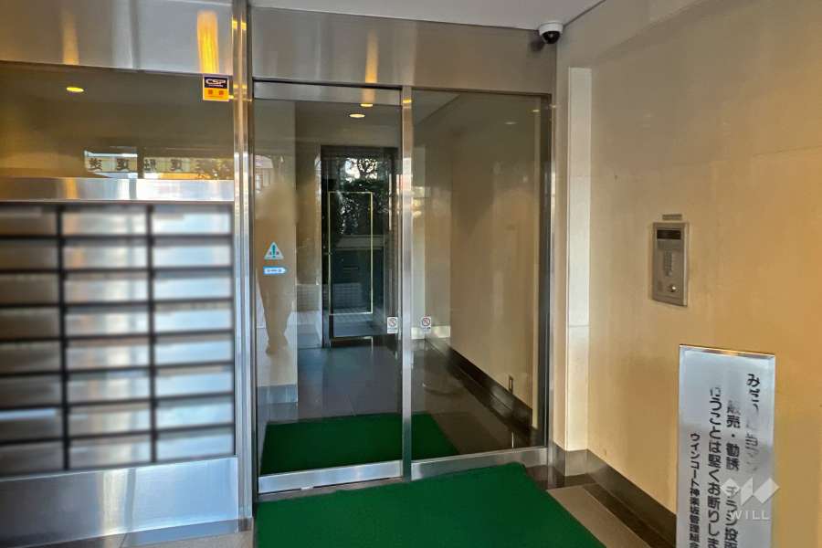 エントランスはオートロック付きです。