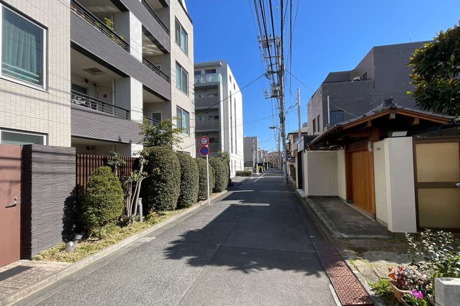 敷地南側の前面道路