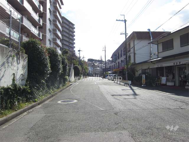 敷地西側の前面道路。すぐ南側を国道176号線が走っており、車での移動に便利です。