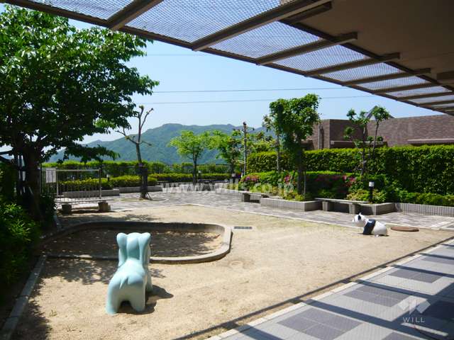 敷地内の公園には砂場などもあり、子供の遊び場にピッタリです。