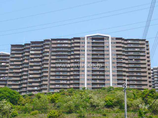 ラ・ビスタ宝塚ウエストウイング2番館の外観（南側から）