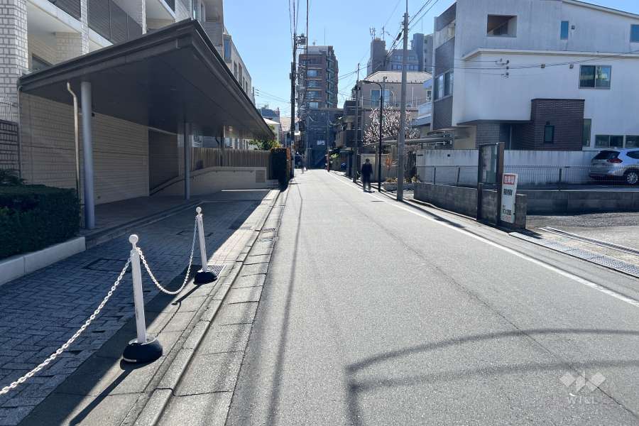 敷地の北西側前面道路（北東側から）