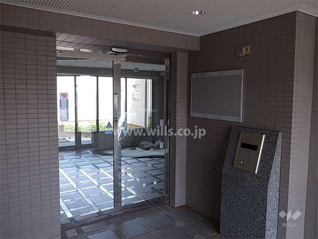 エントランスはオートロック付きです。