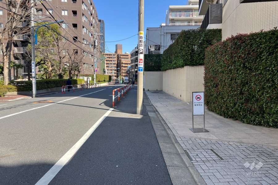 敷地の北側前面道路（西側から）