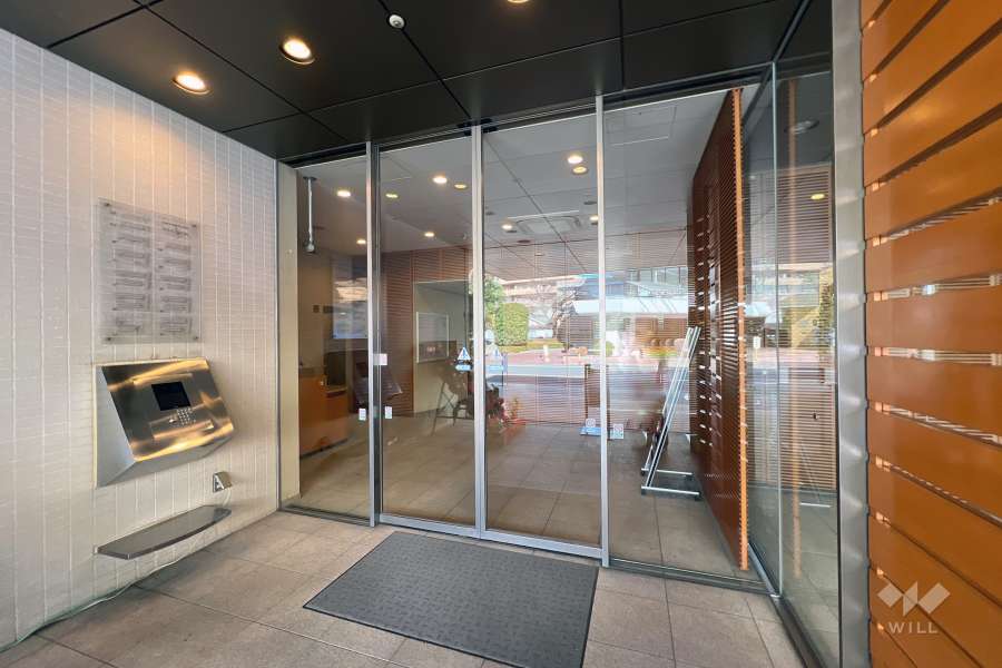 エントランスはオートロック付きです。