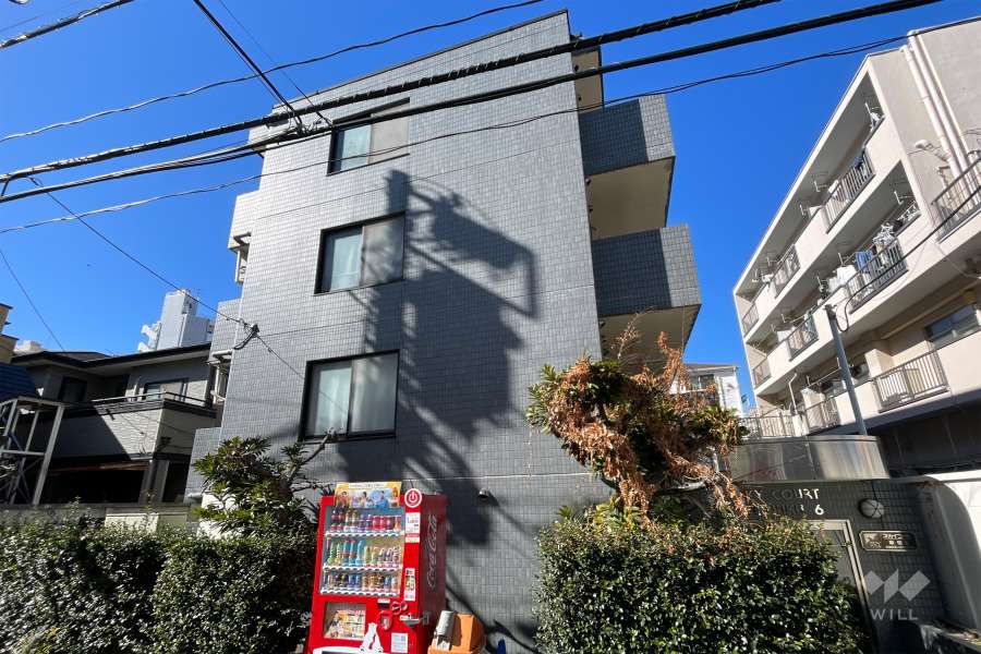 スカイコート新宿第6の外観（北東側から）