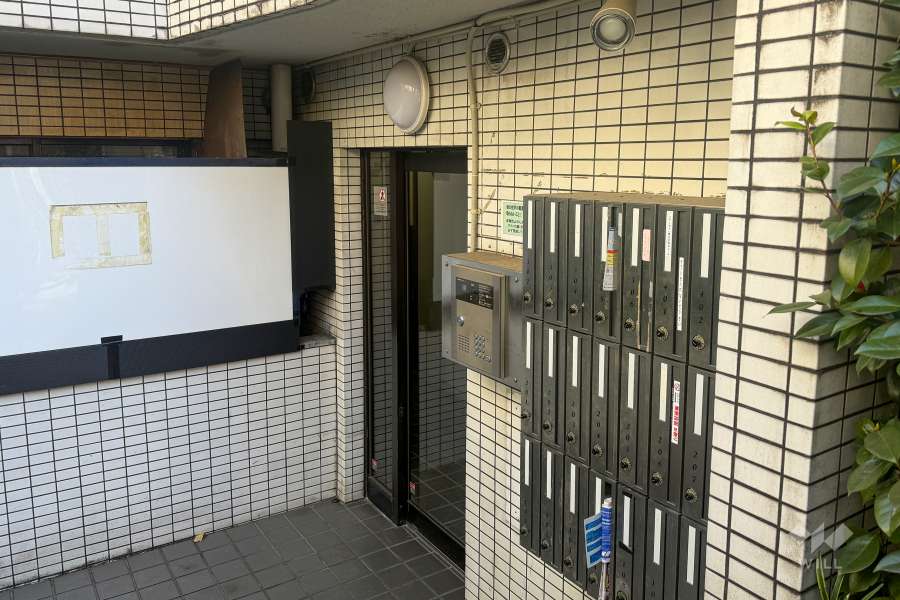 エントランスはオートロック付きです。