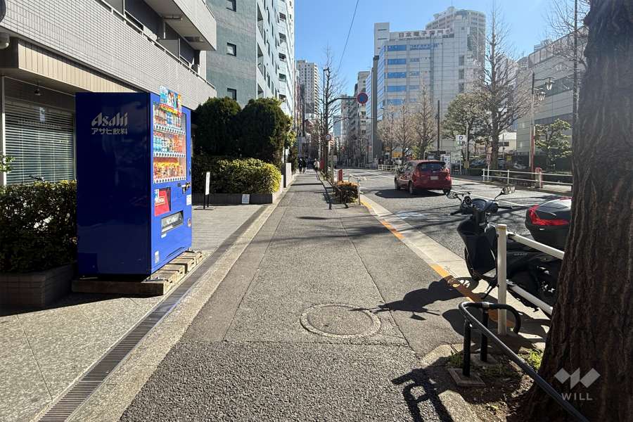 敷地の南西側前面道路（北西側から）