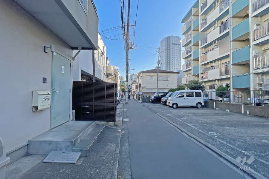 敷地の東側前面道路（北側から）