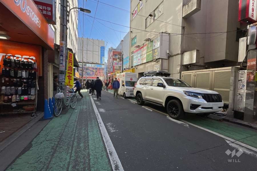 敷地西側の前面道路（北側から）