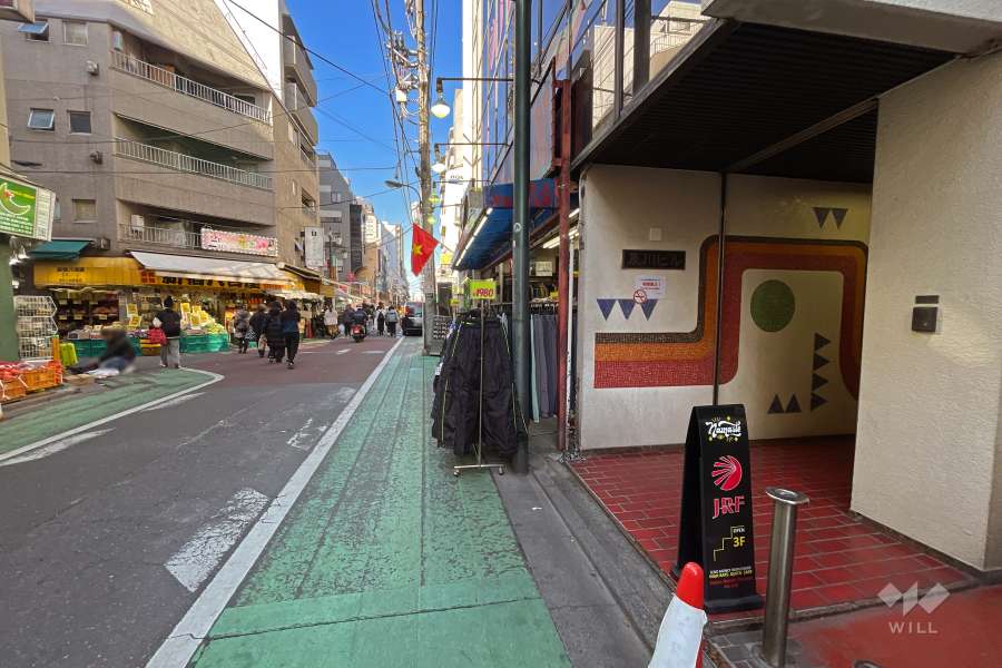 敷地西側の前面道路（南側から）