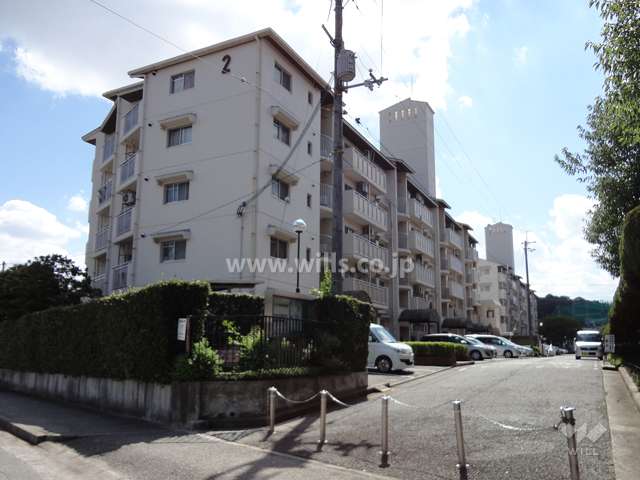 グリーンハイツ東多田　2号棟の外観（北東側から）