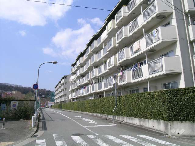 手前が2号棟、奥が1号棟