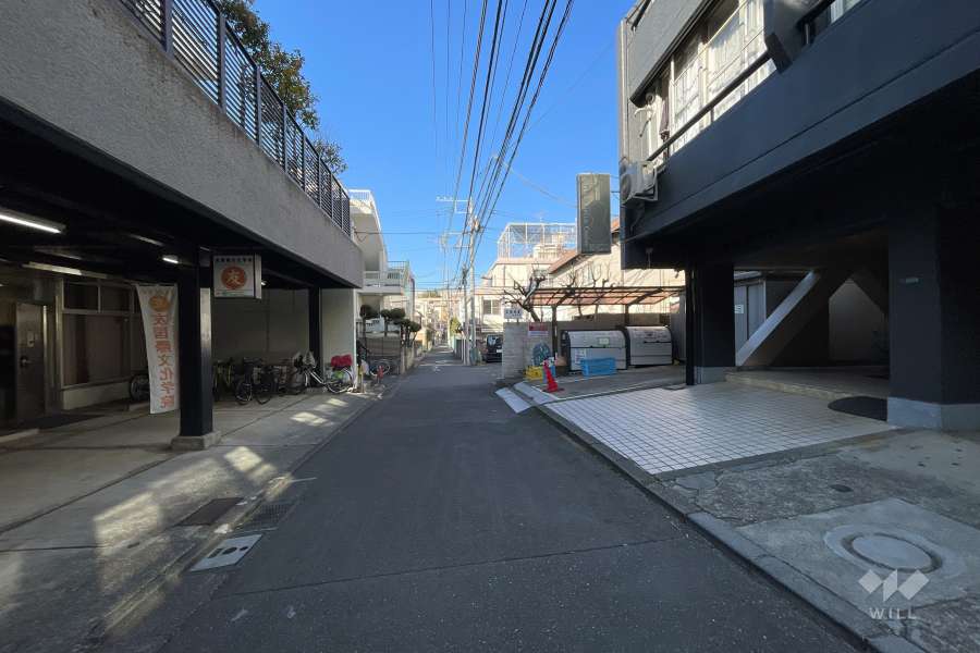 敷地西側の前面道路（南側から）
