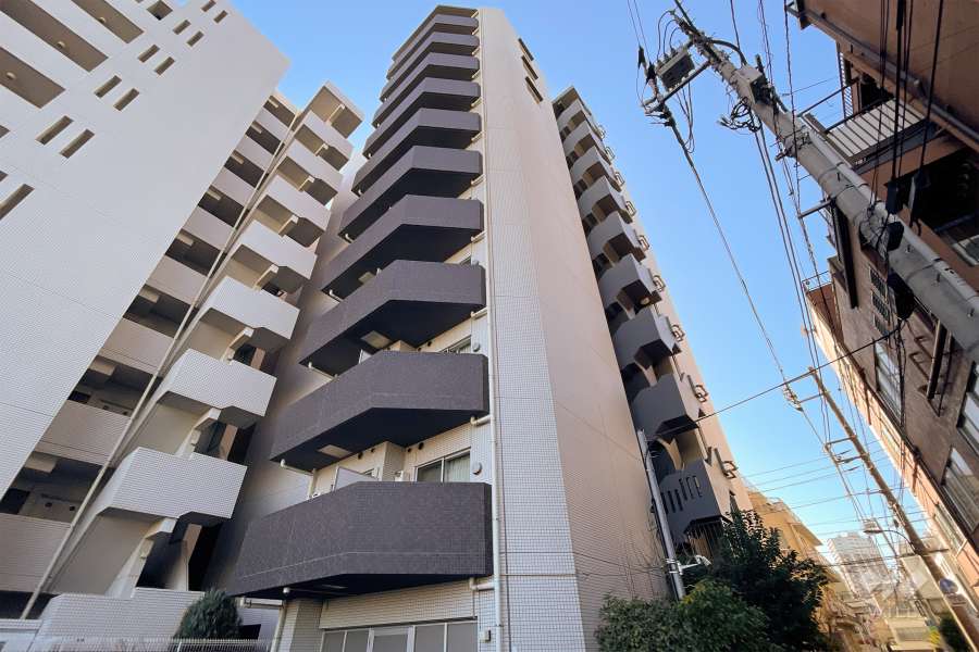 プレールドゥーク新大久保2の外観（北東側から）