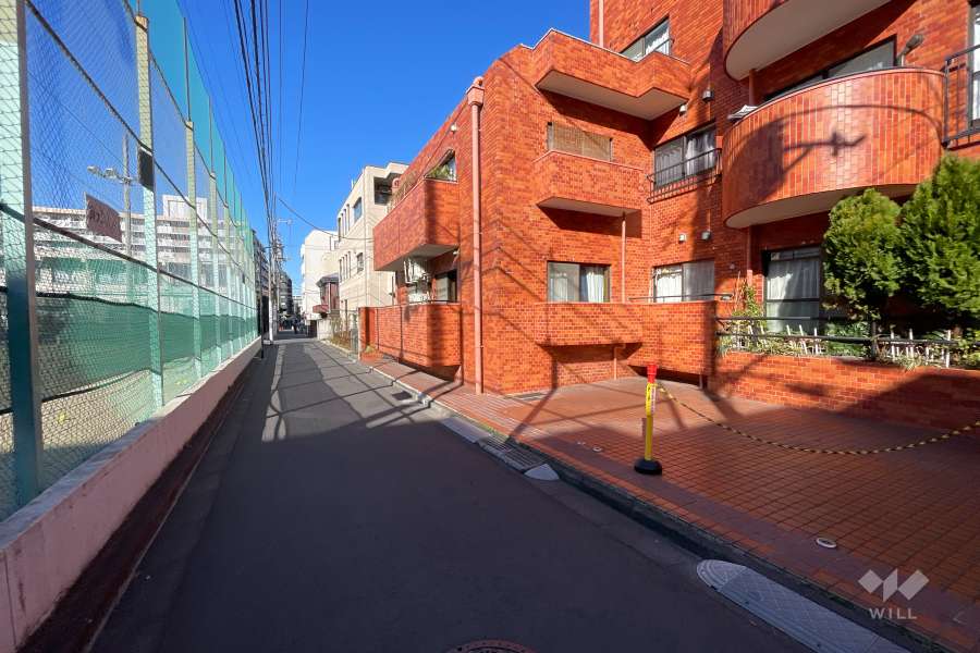 敷地西側の前面道路　