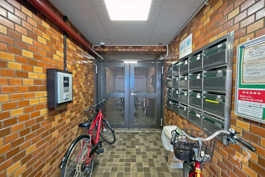 エントランスはオートロック付きです。