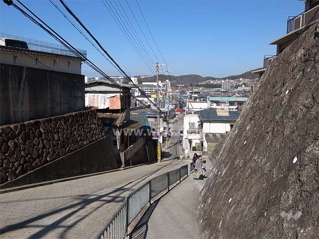 駅に向かう道。坂道で勾配は急ですが、距離は短いです。