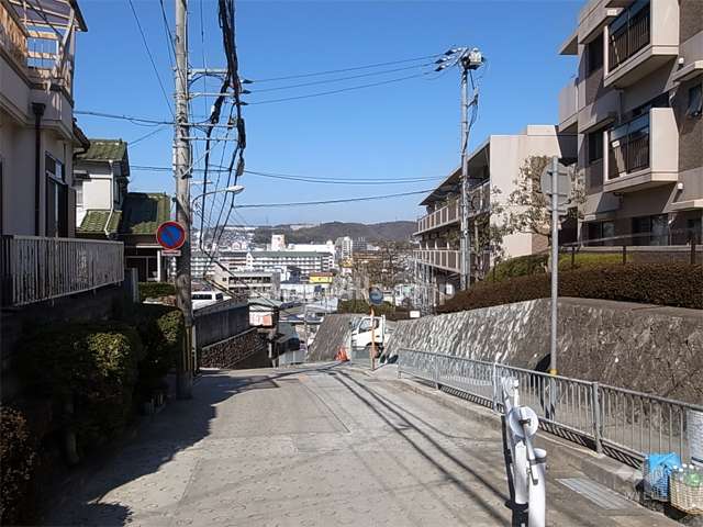 敷地西側の前面道路と奥が西棟。南、東、西向きの各棟がコの字型に配置されています。