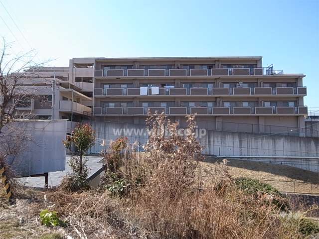 東向きの棟。高台にある為、前面が抜けています。